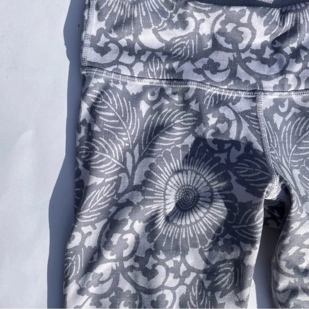 Lululemon Wunder Under Crop Legging Fossil Grey Beachy Floral w white Rare 6 - Picture 4 of 10
